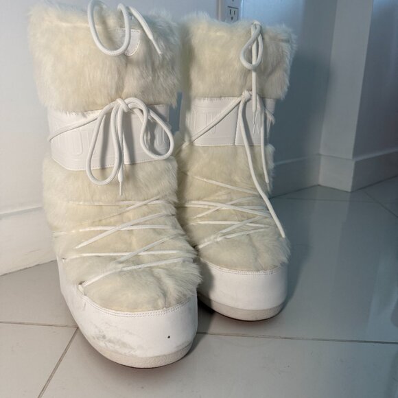Moon Boot Women’s Classic Faux Fur Snow Boots – White – Size fits between 9/10.5 - Picture 2 of 8
